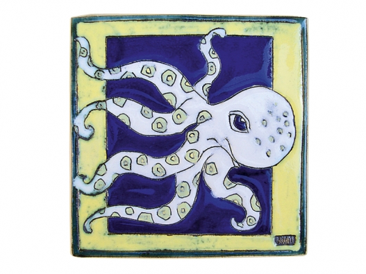 Chobotnice, keramická kachle, jemná šamotová hlína dekorovaná engobou v kombinaci s lesklou glazurou (STUDIO ACCENT)