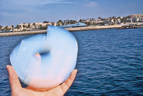 Aerogel příliš neodpovídá představě o bytelném stavebním materiálu.