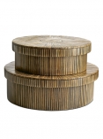 Skladovací boxy, přírodní/černý bambus (výška 10 cm a průměr 28,5 cm nebo výška 12 cm a průměr 34,5 cm), cena od 1 190 Kč (BoConcept).