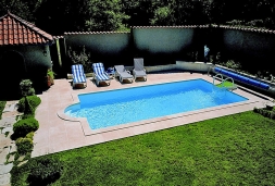 Kvalitně provedený a vhodně umístěný bazén má nejen velkou rekreační hodnotu, ale působí jako luxusní a designový prvek zahrady i domu.