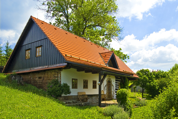 Materiálová nabídka je skutečně pestrá (beton, pálená hlína, asfaltové šindele, hliník, pozinkovaný nebo poplastovaný plech a další varianty).  Jde tedy „jen“ o vhodné skloubení historie se současností.