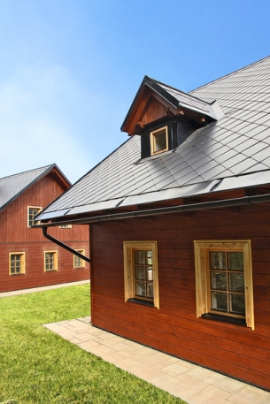 Střecha, tedy její typ, tvar a hlavně druh a barva krytiny, dává domu šmrnc a definuje jeho celkovou podobu. Životnost má na starosti materiál a kvalita provedení.