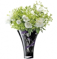 Vázu Pierrot (foukané sklo) něžně „omotává“ fialová skleněná „páska“, cena 2 120 Kč (výrobce LSA INTERNATIONAL, dodává hotový interier).