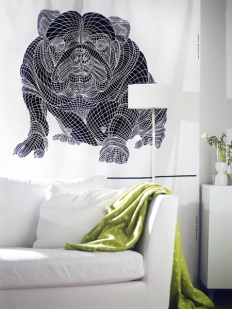 Závěsy Varmt Hund (Ikea), design Kristine Mandsberg, bavlna, šířka 150 cm, cena 99 Kč/bm (IKEA).