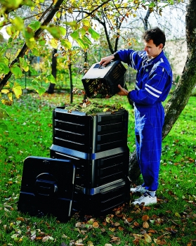 Uzavřený třípatrový kompostér K390 s dvířky ve spodní části pro odebírání hotového kompostu (MOUNTFIELD).