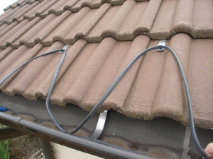 Varianta použití inteligentního kabelu FroStop Black k ochraně krajů střech před hromaděním sněhu. V této variantě je nutné z důvodů ochrany použít sněhové zábrany nad topnými kabely (RAYCHEM).