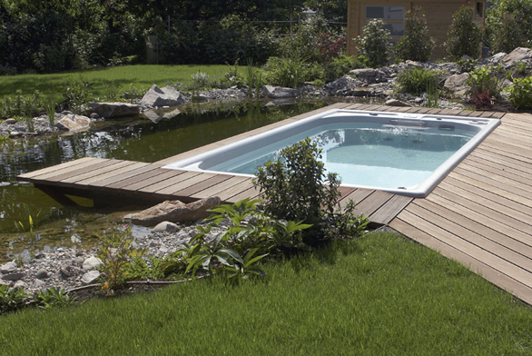 Na zahradě můžete instalaci kombinovat s přírodním jezírkem. Plavecká Swim Spa Classic s protiproudem a širokou standardní výbavou umožní díky nenáročné údržbě bezstarostné užívání po celý rok. Kompletní cena při zapuštění do terénu 494 450 Kč (USSPA).