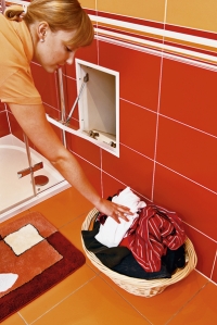 V koupelně už nemusí zabírat místo koš na špinavé prádlo. Prádelní shoz umožní elegantně odstranit připomínku této domácí práce z očí a věnovat se v této místnosti pouze očistě a relaxaci (ARTOX).