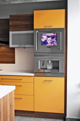 Součástí kuchyňského nábytku může být i televizor – typ ETV 45 000 X pořídíte za 38 990 Kč, kávovar EBA 60 000 X stojí 43 990 Kč (ELECTROLUX).