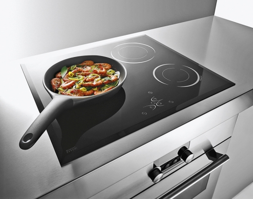 Indukční varná deska s funkcí rychlého ohřevu Jet Start, časovačem lze nastavit délku vaření, cena 27 990 Kč (WHIRLPOOL).