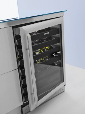 Vinotéka XWC 660, objem 156 l, 7 teleskopických polic, cena 29 990 Kč (GORENJE).