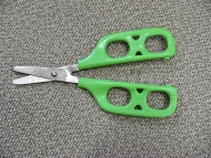 Nůžky pro dítě-leváka s otvory, které dítěti pomůžou při stříhání.