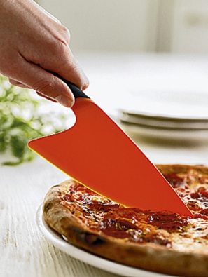 Speciální nůž na pizzu pro leváky.