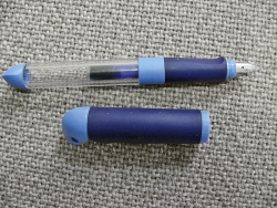 Bombičkové psací pero pro leváky školou povinné.