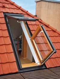 Dvoudílné střešní prosklení umožňuje větrání výklopným střešním oknem i pohodlný výstup na terasu (Solara).