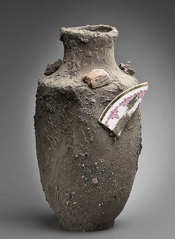 Catastrophe, oblíbená autorova váza, evokuje archeologické vykopávky a dávnou minulost.