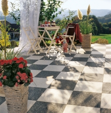 Šachovnice z betonové dlažby se stane v zahradě výrazným dominantním prvkem (ZAHRADA PRAHA).