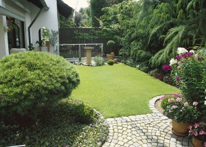 Malé zahradě sluší jasně definovaný tvar trávníku.