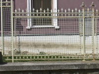 Výplňová pole tohoto plotu jsou vypletena z drátů, ostatní ozdoby jsou zhotoveny klasickou kovářskou metodou.