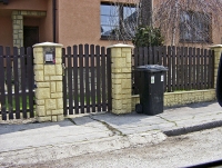 Štípaný beton je velmi vděčným materiálem pro obklady zděných částí plotů, zejména pro příznivou cenu.