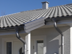 Střechu netvoří jen střešní krytina, ale také celá řada doplňků a systémů (LINDAB).