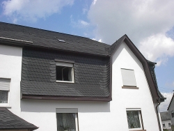 Štípanou břidlici můžeme čím dál častěji vidět i na střechách rodinných domů (GLYNWED).