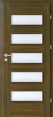 Nadstandardní zpracování dřeva doplňují kvalitní skleněné výplně z kaleného matného skla, což dveřím dodává moderní vzhled (PORTA DOORS).