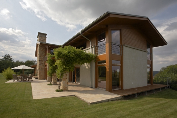 Velkorysá stavba má prostornou dispozici a hojně využívá přírodní materiály, především dřevo a kámen.