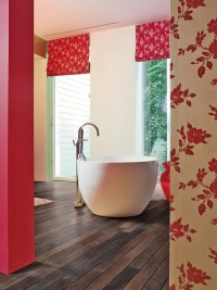 Kvalitně provedená podlaha z vhodně zvoleného dřeva poslouží jako nekonvenční podklad pro šálek čaje (SORTIM) i jako netradiční podlahová krytina do stylové koupelny (QUICK-STEP).
