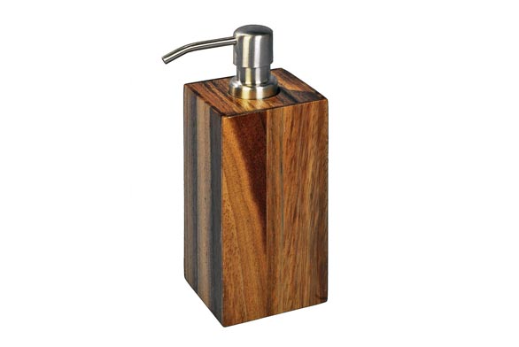 Ke koupelně laděné v přírodních barvách patří doplňky z ušlechtilého dřeva. Na ukázku jsme vybrali sérii Acacia (www.moeve.de).