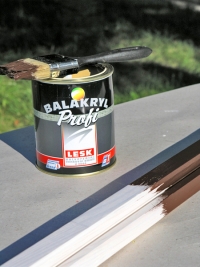 Balakryl Profi je vodou ředitelná barva k nejnáročnějším venkovním i vnitřním nátěrům dřeva (BARVY TEBAS).