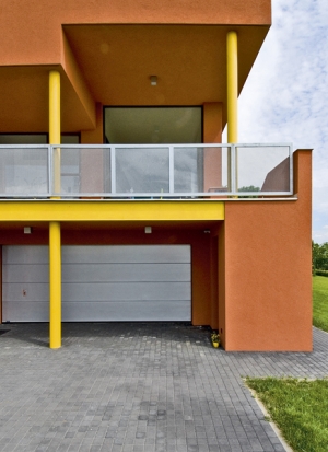 Balkon, lodžie? Také zastřešený vstup do domu, přístupný z podesty venkovního schodiště.