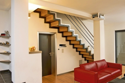 Atypické schodiště Profile je příkladem trendu kombinování nerezové konstrukce s materiálem, který koresponduje s podlahou (J.A.P.).