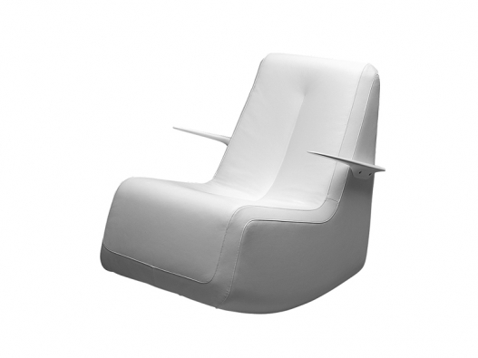 Houpací křeslo Swing (design René Šulc), provedení s područkami nebo bez, cena od 32 000 Kč (MMINTERIER).