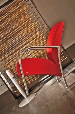 Křeslo Iris, výběr čalounění látka, kůže  nebo alcantara, cena od 10 550 Kč (POLSTRIN DESIGN).