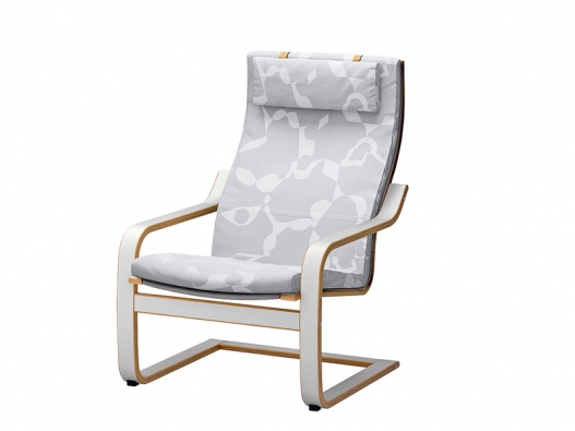 Křeslo Poäng (design Noboru Nakamura), potah buď v bílé, nebo světlé šedé barvě, cena 2 490 Kč (IKEA).