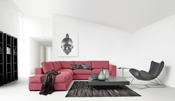 Křeslo Imola (BoConcept), konstrukce z broušené oceli, potaženo kůží, cena 37 770 Kč (DECOLAND).