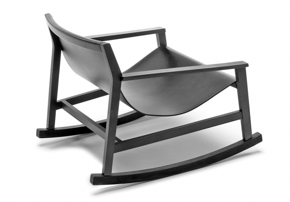 Houpací křeslo Dondolo  (design Piero Lissoni),  rozměr 66 x 86 x 78 cm, rám  z leštěného dřeva, sedák z vlněné plsti, cena na vyžádání (3DH INTERIÉR).