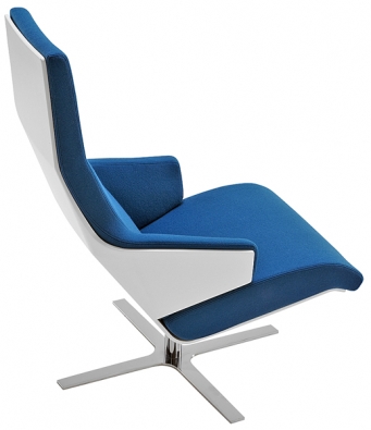 Křeslo Torn (design Christian Werner), rozměr 99 x 71 x 85 cm, provedení z různých druhů potahovaných látek, bílá/černá skořepina, cena od 58 020 Kč (LIGNE ROSET).