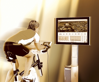 Cyklistický trenažér Ergorace, který lze připojit k počítači, nejenže umožňuje nejúčinnější cardio trénink, ale pomocí video prezentace simuluje jízdu se sladěným tempem kroku na skutečných tratích. Cena 39 990 Kč (Kettler).