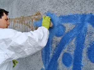 Důležitá je prevence pomocí antigraffiti nátěrů a nástřiků. Mnohé přípravky si poradí i s některými druhy tzv. nesmazatelných (např. lihových) fixů a dokážou odstranit i několik vrstev barev.