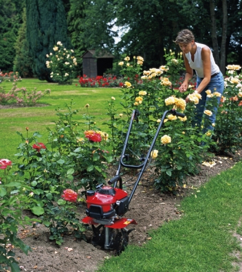 Díky odstředivé spojce stačí u minirotavátorů Honda jednoduché přidání plynu k zahájení kypření půdy v záběru 30 cm, hodinová spotřeba nepřesahuje 0,58 litru benzinu. Minirotavátor Honda FG201 s kypřicími hvězdicemi, motorem OHV 1,8 kW a hmotností 17 kg je nejlehčí ve své třídě. Cena: 15 500 Kč.