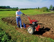 Orba pozemku s oboustranným pluhem připojeným k malotraktoru TERRA III. Cena traktoru je 38 015 Kč.