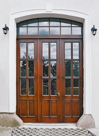 Součástí výrobního programu české společnosti Slavona je individuální zakázková výroba stylových oken a dveří, jež splňují současné vysoké technické nároky.