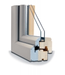 Řada výrobců oken kombinuje dřevo s vnějším hliníkovým pláštěm zatepleným izolační pěnou (Internorm).
