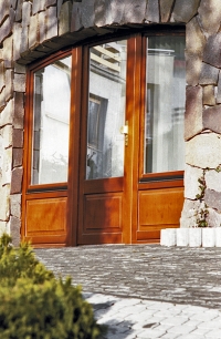 I takovéto prosklené dřevěné dveře mohou dostát nynějším náročným normám (Slavona).