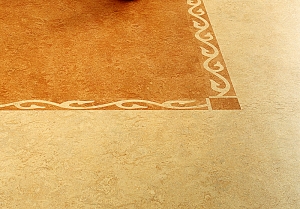 Marmoleum je podlahová kritina vyrobená z přírodních surovin – lněný olej, pryskyřice, dřevitá moučka, korek – a má životnost až třicet let. S podlahovým topením se snáší velmi dobře.