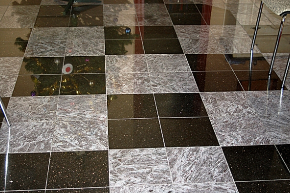 Také podlaha z mramorových čtverců je pro podlahové topení velmi vhodná, nevýhodou je však dlouhý náběh tepla.
