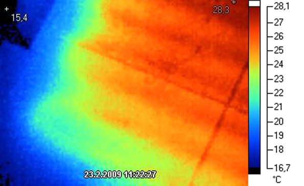 Termogramy zachycují tepelné poměry na podlaze ve třech vybranýcn částech domu, v místech, kde je nainstalováno podlahové topení. Podle barevného odstínu a přiložené škály je možné odečíst teplotu.