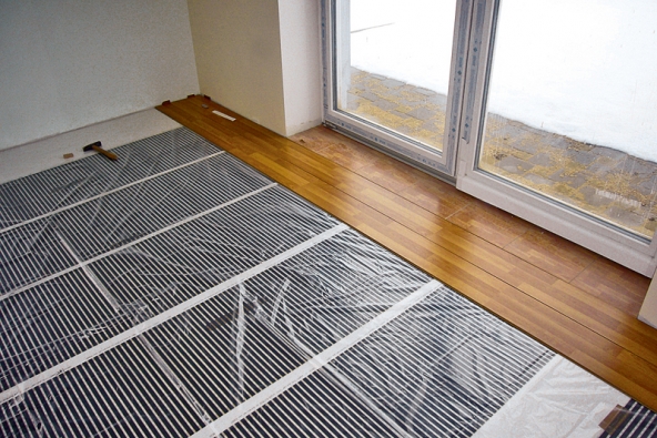 Pokládka laminátové podlahy na topnou fólii Ecofilm je díky malé tloušťce fólie snadná a nevyžaduje žádné dodatečné stavební úpravy (např. u rekonstrukcí).